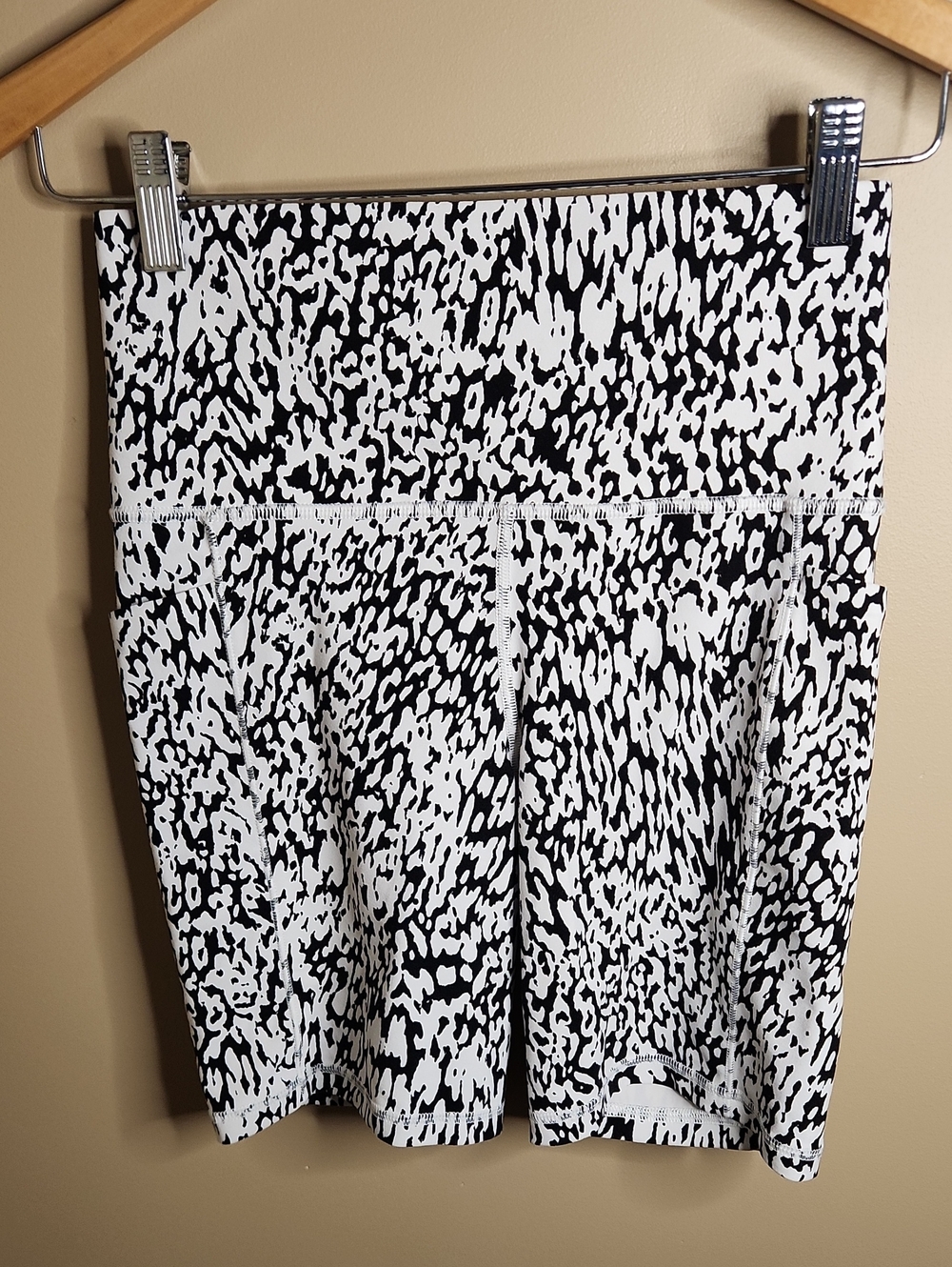 Athleta Salutation Stash Pocket II 7" Short Black White Pattern. Size S.